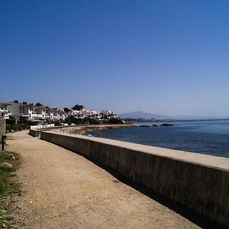 Beach-front Bahia Dorada إِستيبونا